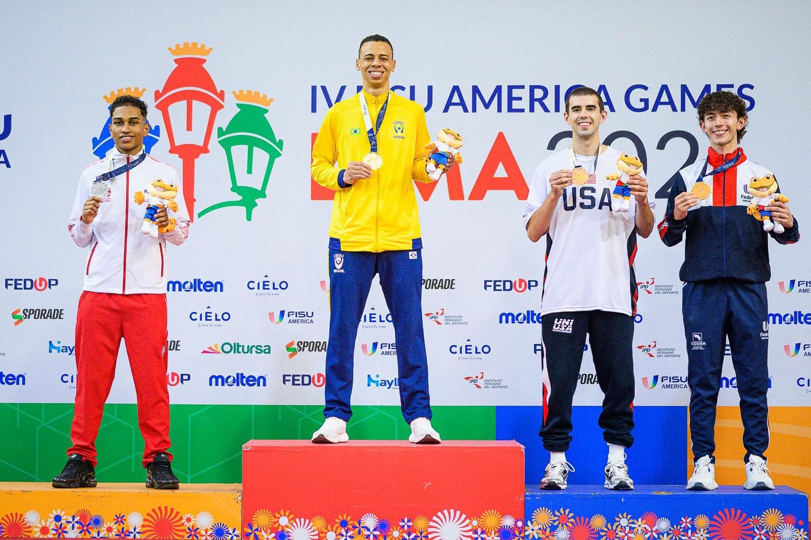 Luiz Augusto no lugar mais alto do pódio dos FISU America Games, em Lima, ao lado dos outros medalhistas