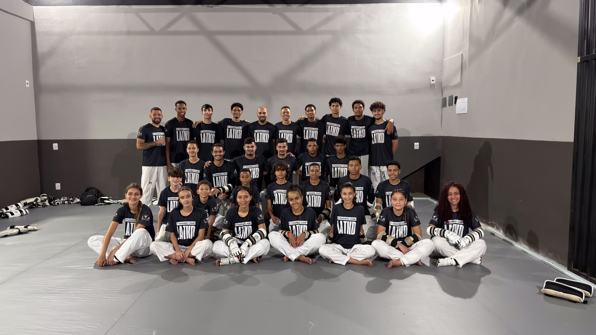 A equipe da L.A Taekwondo reunida sobre o tatame da academia