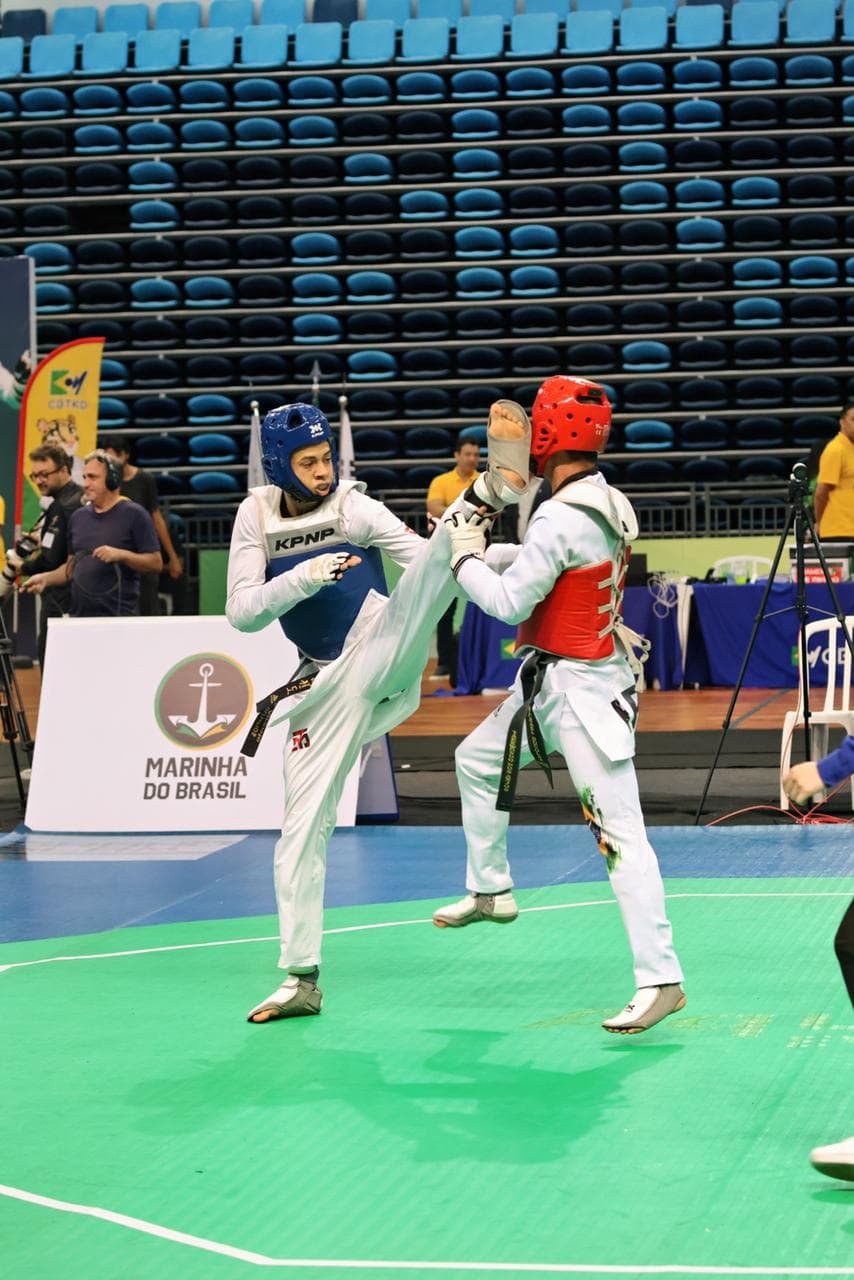 Luiz Augusto aplicando um chute alto durante uma luta de taekwondo